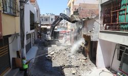 Akdeniz Belediyesi'nden Metruk Binalara Geçit Yok: Can ve Mal Güvenliği İçin Yıkımlar Sürüyor