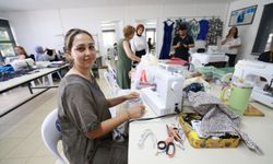 MEZİTLİ’DE KADINLAR DİKİŞ VE NAKIŞ KURSU İLE EKONOMİYE KATKI SAĞLIYOR
