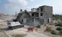 Akdeniz’de Çay Mahallesi’nde 3 Katlı Metruk Bina Yıkıldı
