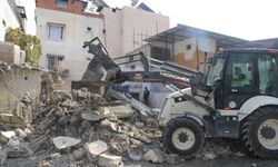 Akdeniz Belediyesi Gündoğdu Mahallesi’nde Metruk Bina Yıktı