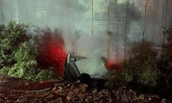 Mersin'de Elektrikli Araç Seraya Çarpıp Ters Döndü