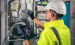 Evden Çıkarken Kapı Değil Prizler Tehlikede - Elektrikçilerin Yıllardır Uyardığı Büyük Hata