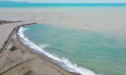 Mersin’de sel suları Akdeniz’i kahverengiye çevirdi