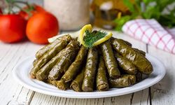 İstanbul Usulü Zeytinyağlı Sarma Tarifi: Kuş Üzümü, Fıstık ve Osmanlı Esintili O Efsane Lezzet Sofraya Geri Dönüyor