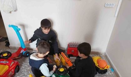 Elazığ’da misafir edilen depremzede çocuklara oyuncak hediyesi