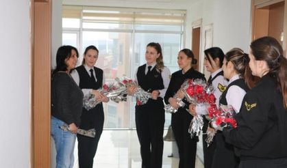 Jandarma ekipleri depremzede kadınların Kadınlar Günü’nü kutlandı