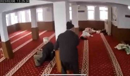 6 Şubat depreminde camide yaşananlar kameraya yansıdı