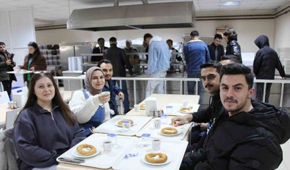 Amasya Üniversitesi’nden sınavlara çalışan öğrencilere çay-simit