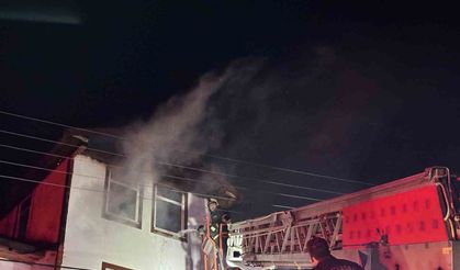 Bacadan çıkan yangın iki katlı binanın çatısını kullanılamaz hale geldi