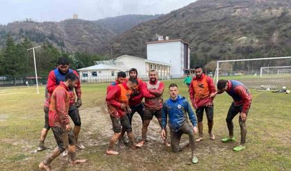 Futbolcular, ligin ikinci yarısının başlamasını çamurda sevinerek kutladı