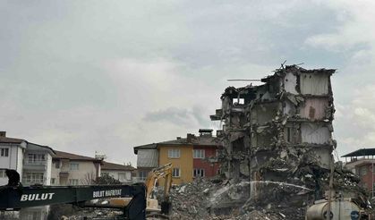 Malatya’da ağır hasarlı binaların yıkımları sürüyor
