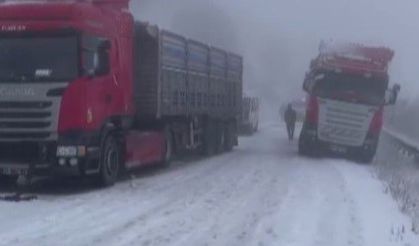 Nurhak’ta kar yağışı etkili oldu, araçlar yolda kaldı