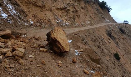Sason’da yola düşen kaya parçaları köy yolunu ulaşıma kapattı