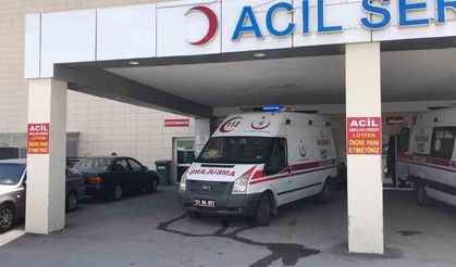 Sislenen yolda araç gişe bariyerlerine çarptı: 1’i ağır 2 yaralı