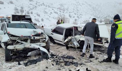 Sivas’ta otomobiller kafa kafaya çarpıştı: 1 ölü, 6 yaralı