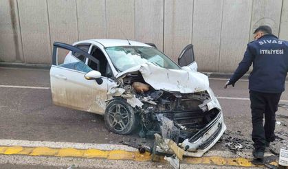 Sivas’ta otomobiller kafa kafaya çarpıştı: 1’i ağır 3 yaralı