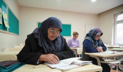 Yaşlarına aldırmadılar, okuma yazma öğrenmeye başladılar