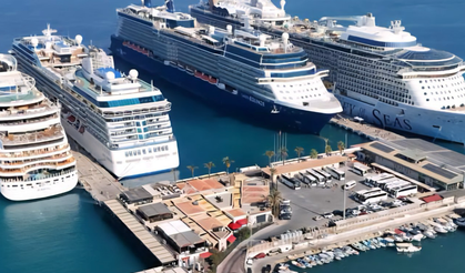 Kuşadası’na 4 Kruvaziyerle 13 Bin 750 Turist Geldi