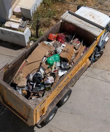 Yenişehir Belediyesi’nden Çöp Ev Müdahalesi: 10 Kamyon Atık Tahliye Edildi