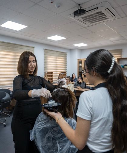 MERCEK’TE ‘SAÇ RENKLENDİRME’ KURSUNA YOĞUN İLGİ