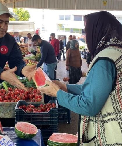 Mersin'de Karpuz Devri Değişti: Artık Kilosuyla Değil Dilimiyle Alınıyor!