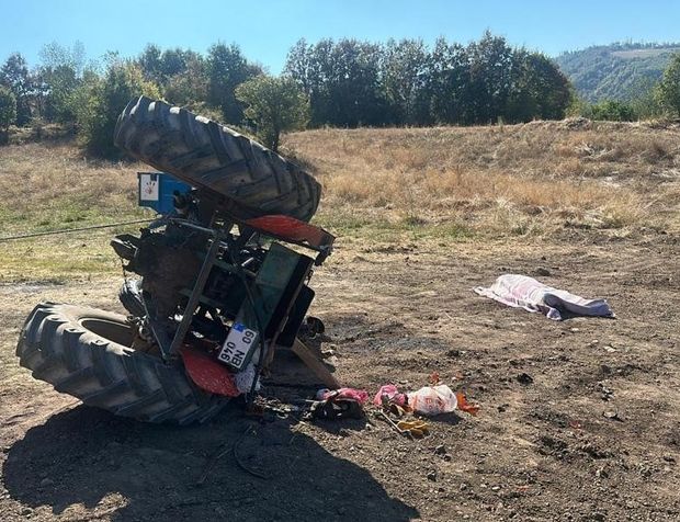 Devrilen traktörün altında kalarak hayatını kaybetti