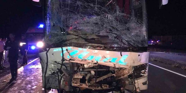 Yolcu otobüsü otomobile çarptı: 2 ölü, 20 yaralı