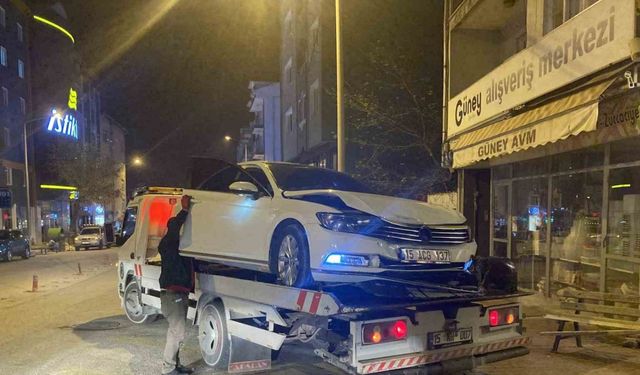 Aracıyla kaldırıma çıkan sürücü alkollü çıktı