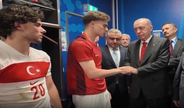 Cumhurbaşkanı Erdoğan Milli futbolcuları soyunma odasında ziyaret etti