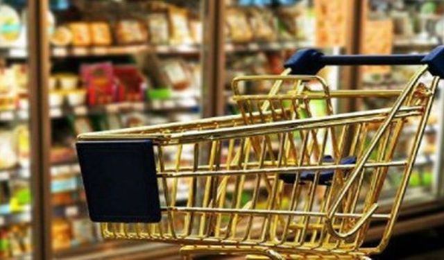 Ucuzluk Kuyruğu – Tarihi Geçmiş Ürünlerle Dolu Market Önünde Sessiz Kalabalık