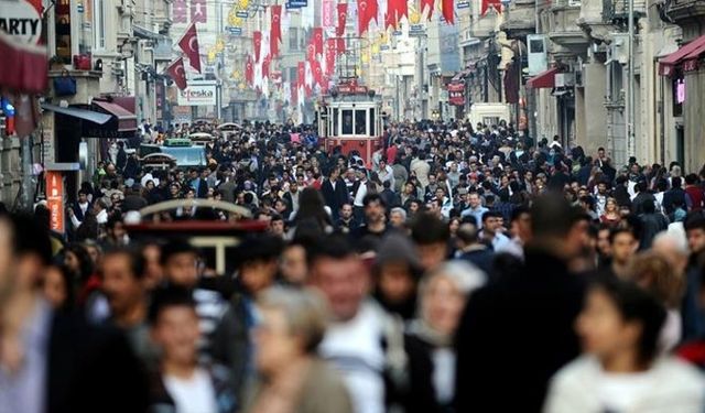 Türkiye'de Doğuşta Beklenen Yaşam Süresi 77,3 Yıl: Tunceli ve İstanbul Öne Çıkıyor