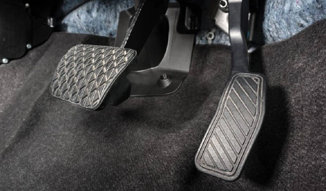 Otomatik Vites Arabalarda Gaz Pedalının Altındaki Gizli Tuş Ne İşe Yarar?