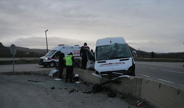 Tokat’ta Felaket: İşçi Servisi Duvara Çarptı, 21 Yaralı!