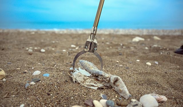 Mersin'de Gönüllülerle Sahil Temizliği