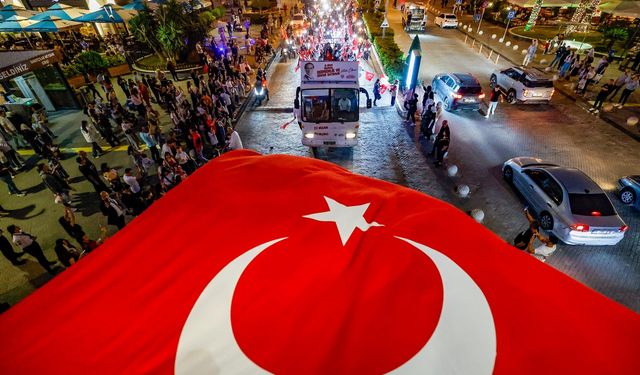 Yenişehir Belediyesi araçlı kortejle 23 Nisan coşkusunu kente yaydı
