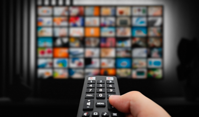 📺 Kızılcık Şerbeti mi, Arka Sokaklar mı? Televizyonlarda Cuma Rekabeti Zirvede