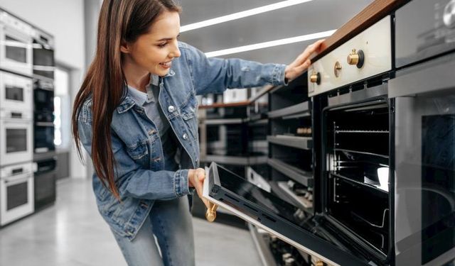 Fırın kapağını açtıkça elektrik yanıyor! Bu alışkanlık cebini sessizce boşaltıyor…
