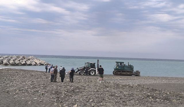 Kastamonu’da Sahilde Güneşlenen Kadına İş Makinesi Çarptı: Acı Son!