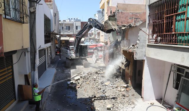 Akdeniz Belediyesi'nden Metruk Binalara Geçit Yok: Can ve Mal Güvenliği İçin Yıkımlar Sürüyor