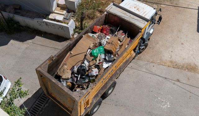 Yenişehir Belediyesi’nden Çöp Ev Müdahalesi: 10 Kamyon Atık Tahliye Edildi