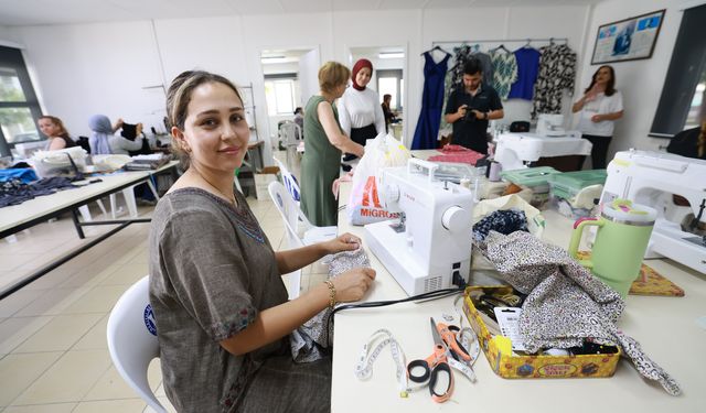 MEZİTLİ’DE KADINLAR DİKİŞ VE NAKIŞ KURSU İLE EKONOMİYE KATKI SAĞLIYOR