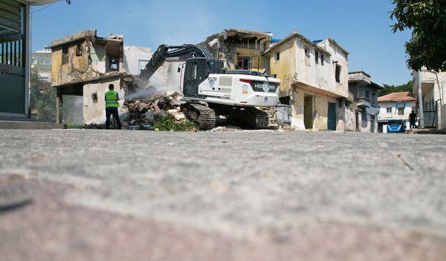 Akdeniz’de Metruk Yapılar Bir Bir Yıkılıyor: Bahçe Mahallesi Rahat Nefes Aldı