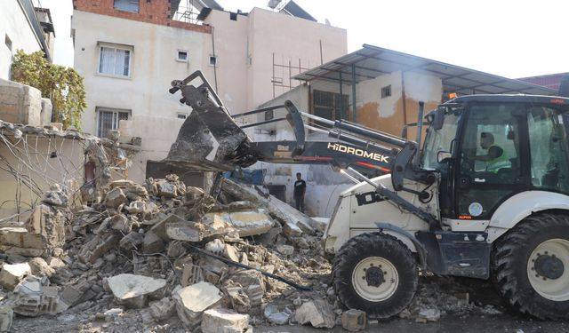 Akdeniz Belediyesi Gündoğdu Mahallesi’nde Metruk Bina Yıktı
