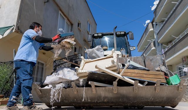 Yenişehir Belediyesi “Çöp Ev”i Temizledi: Batıkent’te Bir Kamyon Dolusu Atık Bertaraf Edildi