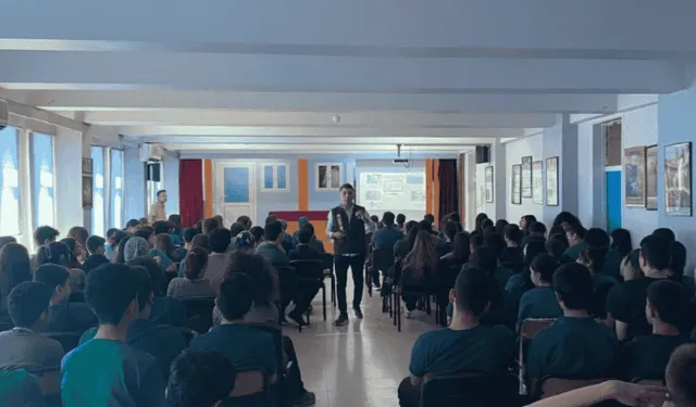 Mersin'de Liseli Gençlere Güvenli İnternet Semineri