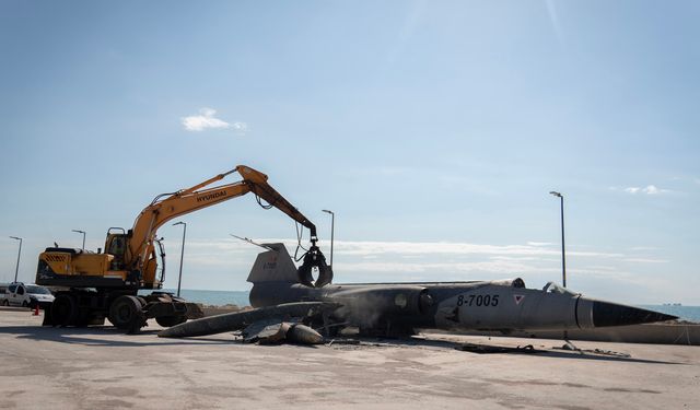 Mersin’in Simge Uçağı Korozyon Nedeniyle Yerinden Kaldırıldı