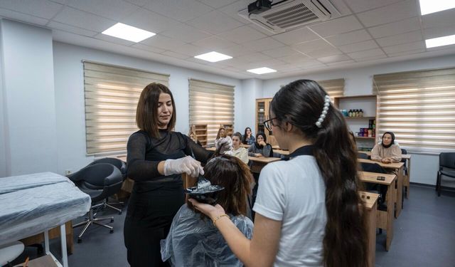 MERCEK’TE ‘SAÇ RENKLENDİRME’ KURSUNA YOĞUN İLGİ