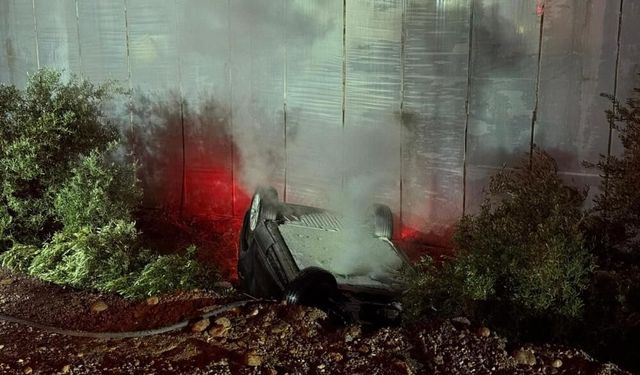 Mersin'de Elektrikli Araç Seraya Çarpıp Ters Döndü