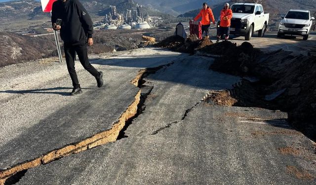 Silifke’de yağış sonrası heyelan: Yol kapandı
