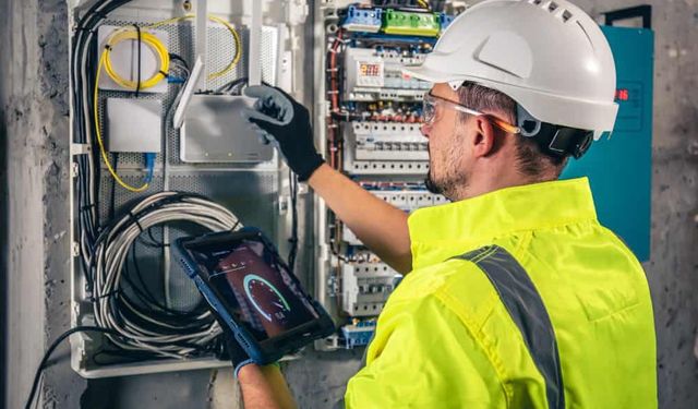 Evden Çıkarken Kapı Değil Prizler Tehlikede - Elektrikçilerin Yıllardır Uyardığı Büyük Hata